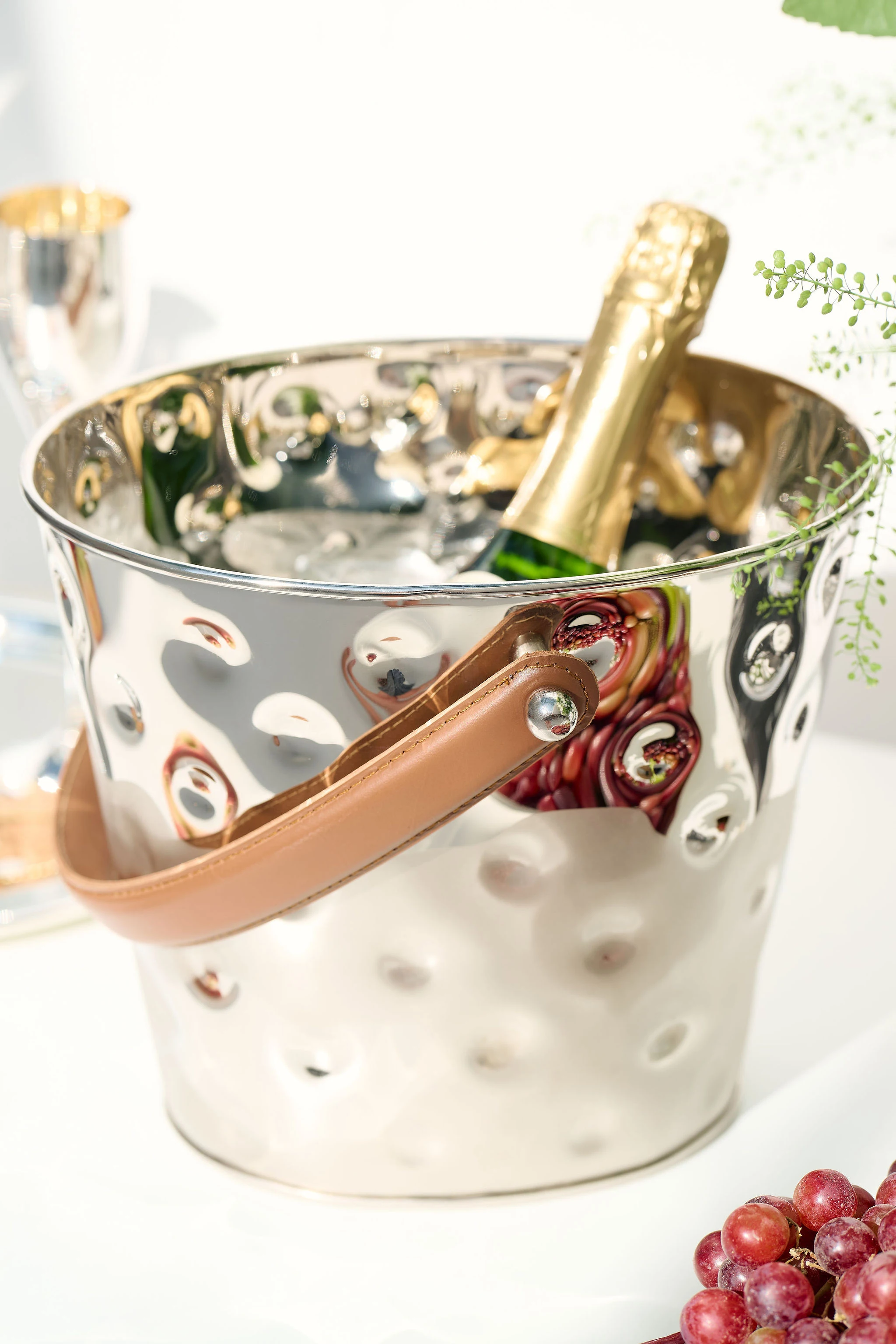 Eiseimer Gilbert (Höhe 17 cm), brauner Ledergriff, gehämmert, Messing, glänzend vernickelt Eiseimer Gilbert (Höhe 17 cm), brauner Ledergriff, gehämmert, Messing, glänzend vernickelt