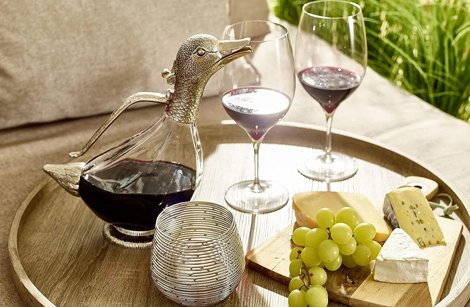 Rotwein wird in einen Dekanter aus Glas eingeschenkt