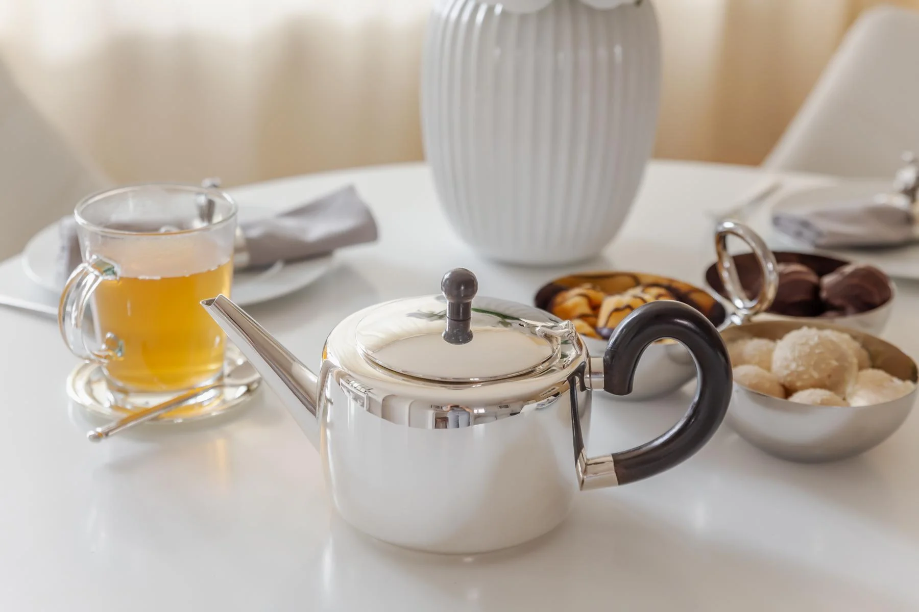 Teekanne Sheffield (für 1,2 Liter) schwerversilbert, Länge 27 cm, Breite 14 cm, Höhe 13 cm Teekanne Sheffield (für 1,2 Liter) schwerversilbert, Länge 27 cm, Breite 14 cm, Höhe 13 cm