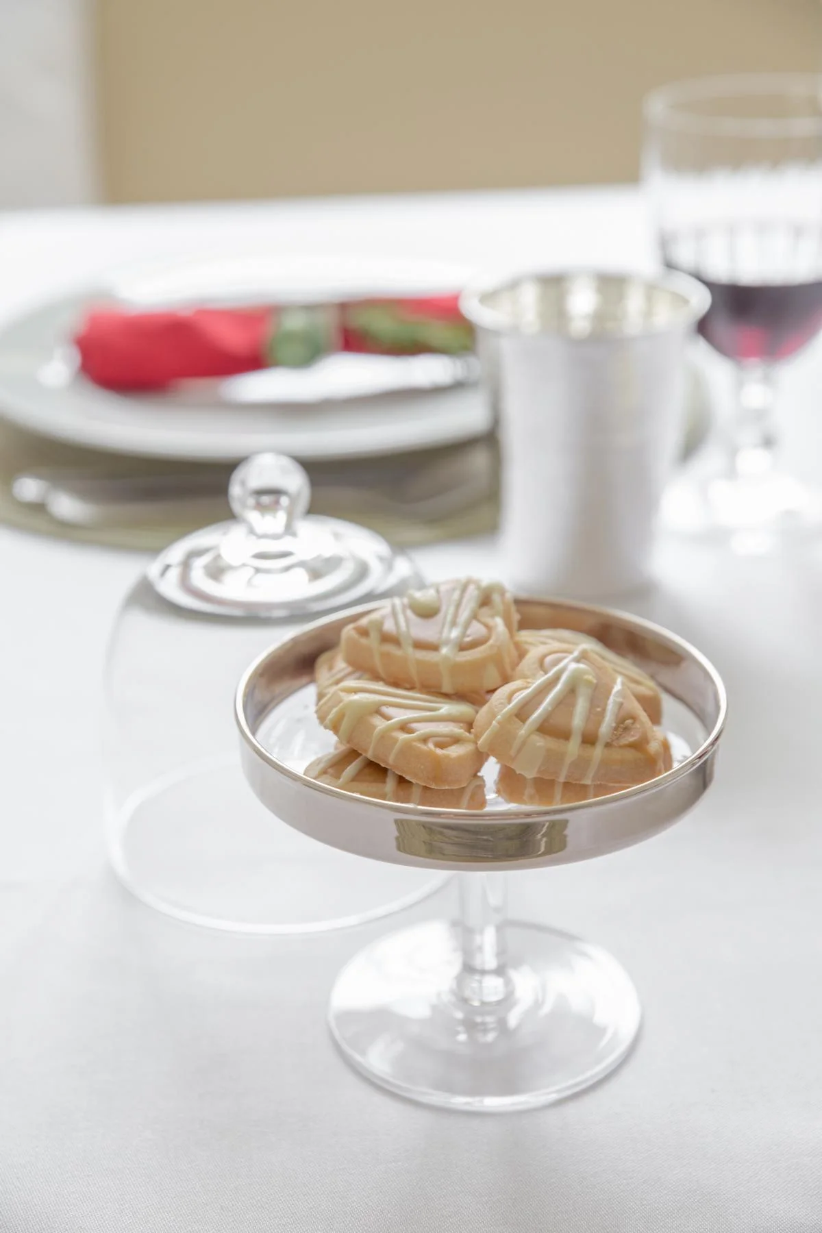 Bonboniere Leos (Höhe 20 cm), auf Fuß, mundgeblasenes Kristallglas mit Platinrand Bonboniere Leos (Höhe 20 cm), auf Fuß, mundgeblasenes Kristallglas mit Platinrand