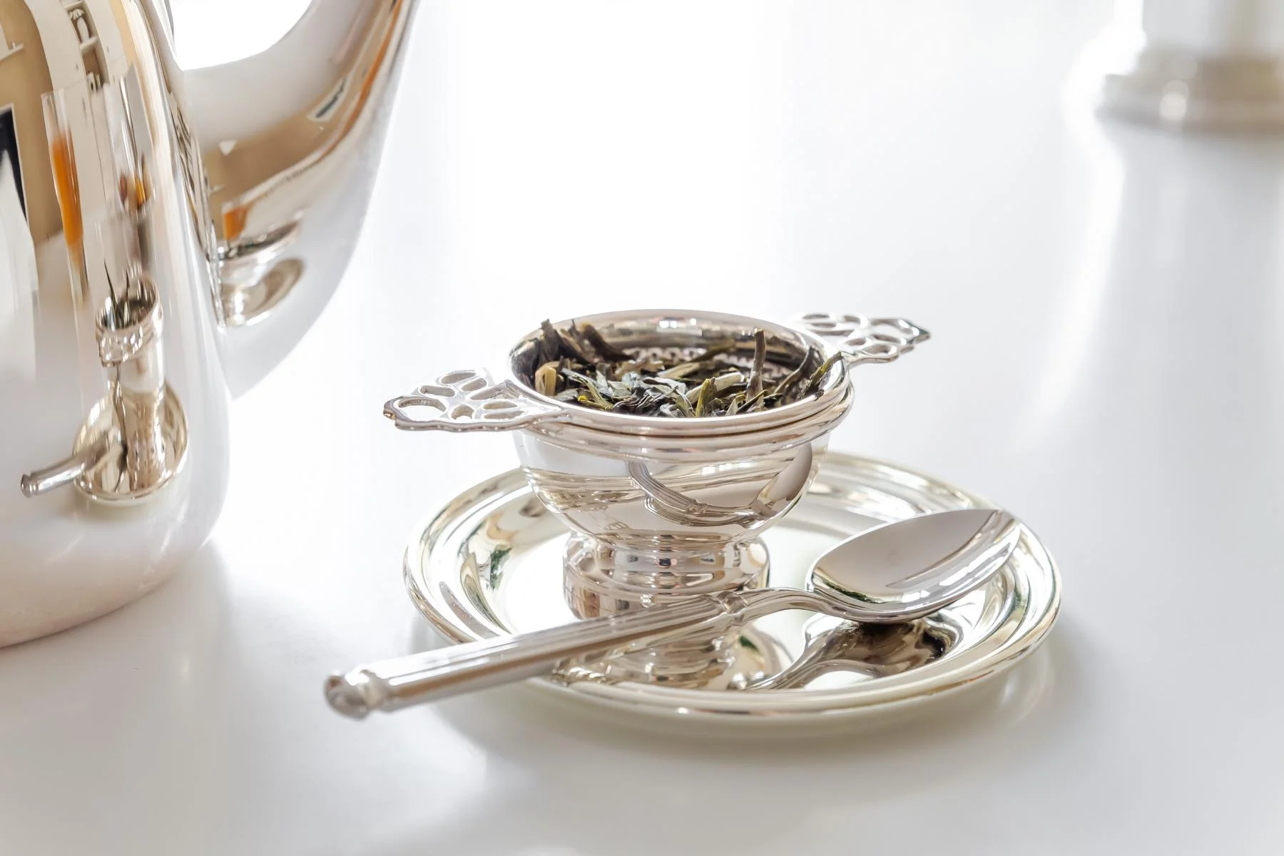 Teesieb Teefilter Assam mit Halter, schwerversilbert, Durchmesser 6 cm, Länge 11 cm, Höhe 4 cm Teesieb Teefilter Assam mit Halter, schwerversilbert, Durchmesser 6 cm, Länge 11 cm, Höhe 4 cm