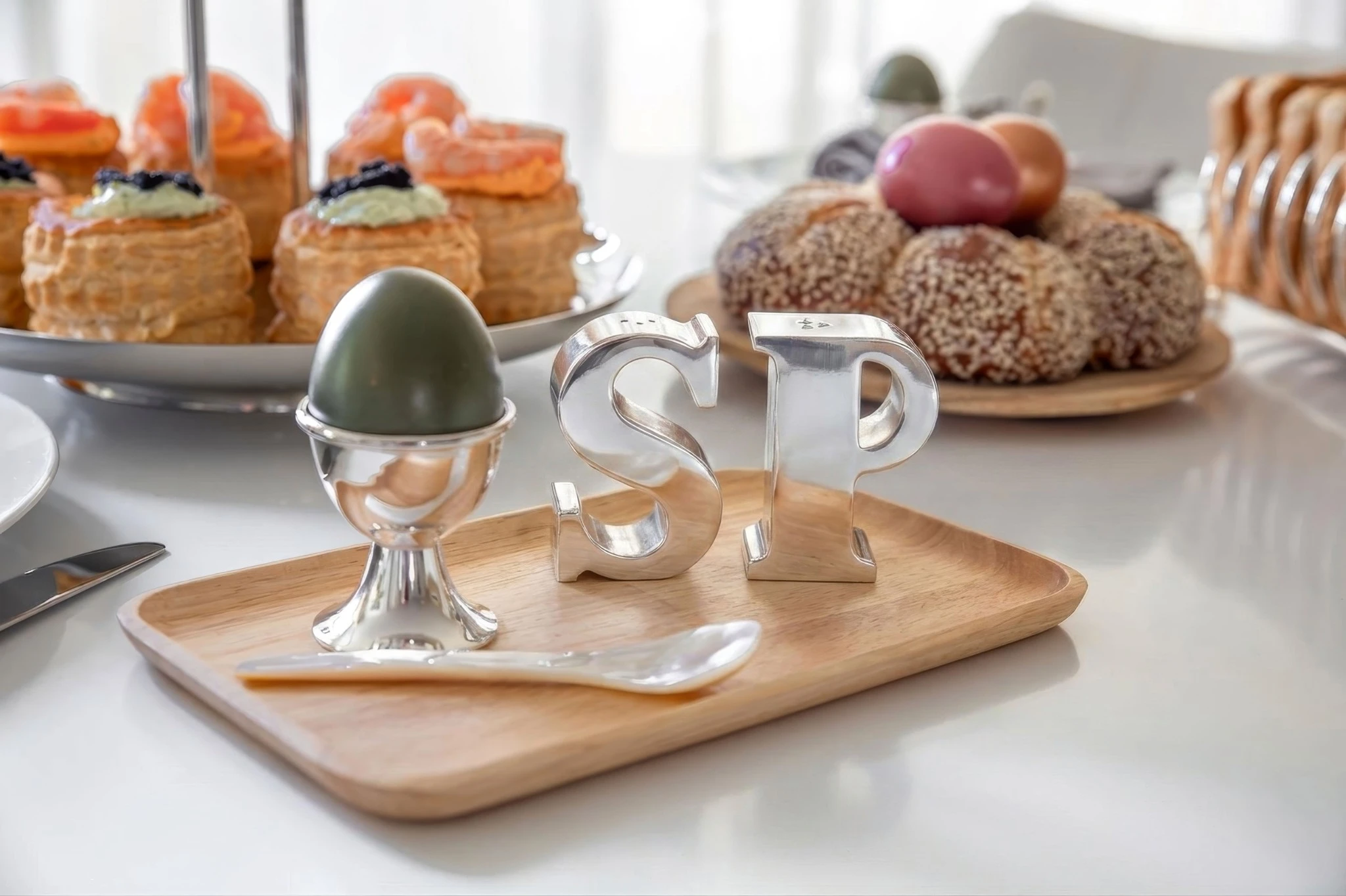 Salz- & Pfefferstreuer Favre, Buchstaben P & S, edel versilbert, Höhe 7 cm