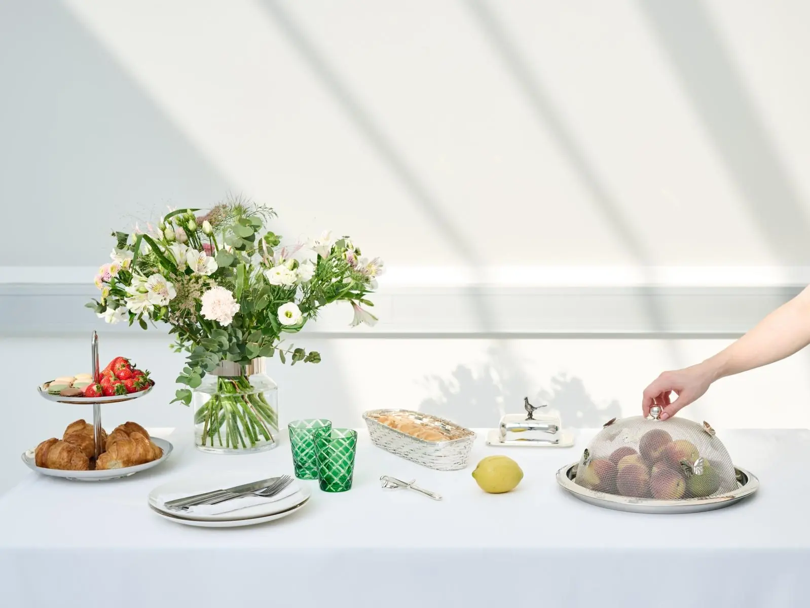 Tisch eindecken – stilvoll gedeckter Tisch mit Besteck und Gläsern