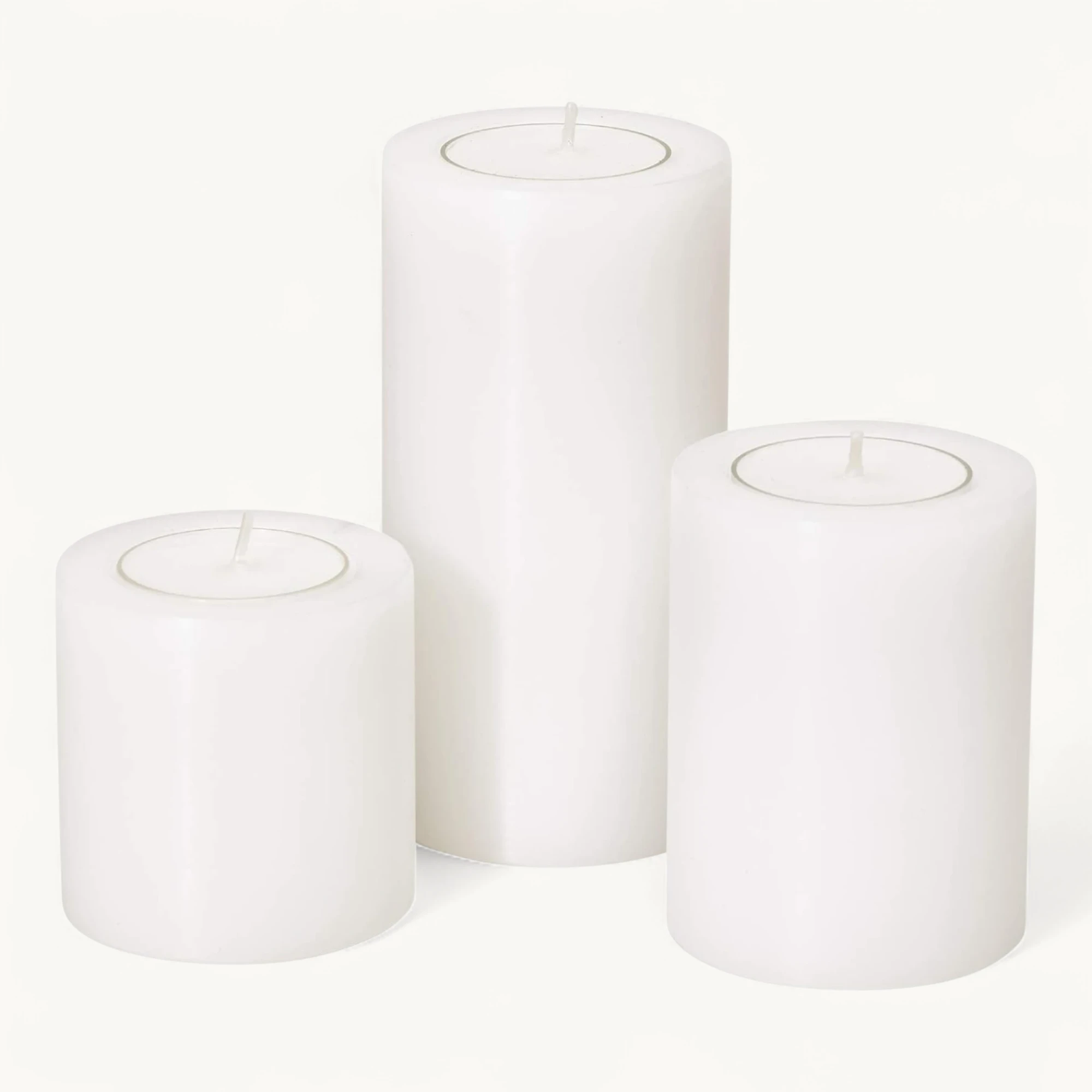 Set 3 Dauerkerzen Cornelius (Höhe 6/8/10 cm, ø 6 cm) in weiß, inkl. 100 Teelichter & 2 Mini-Stabfeuerzeuge