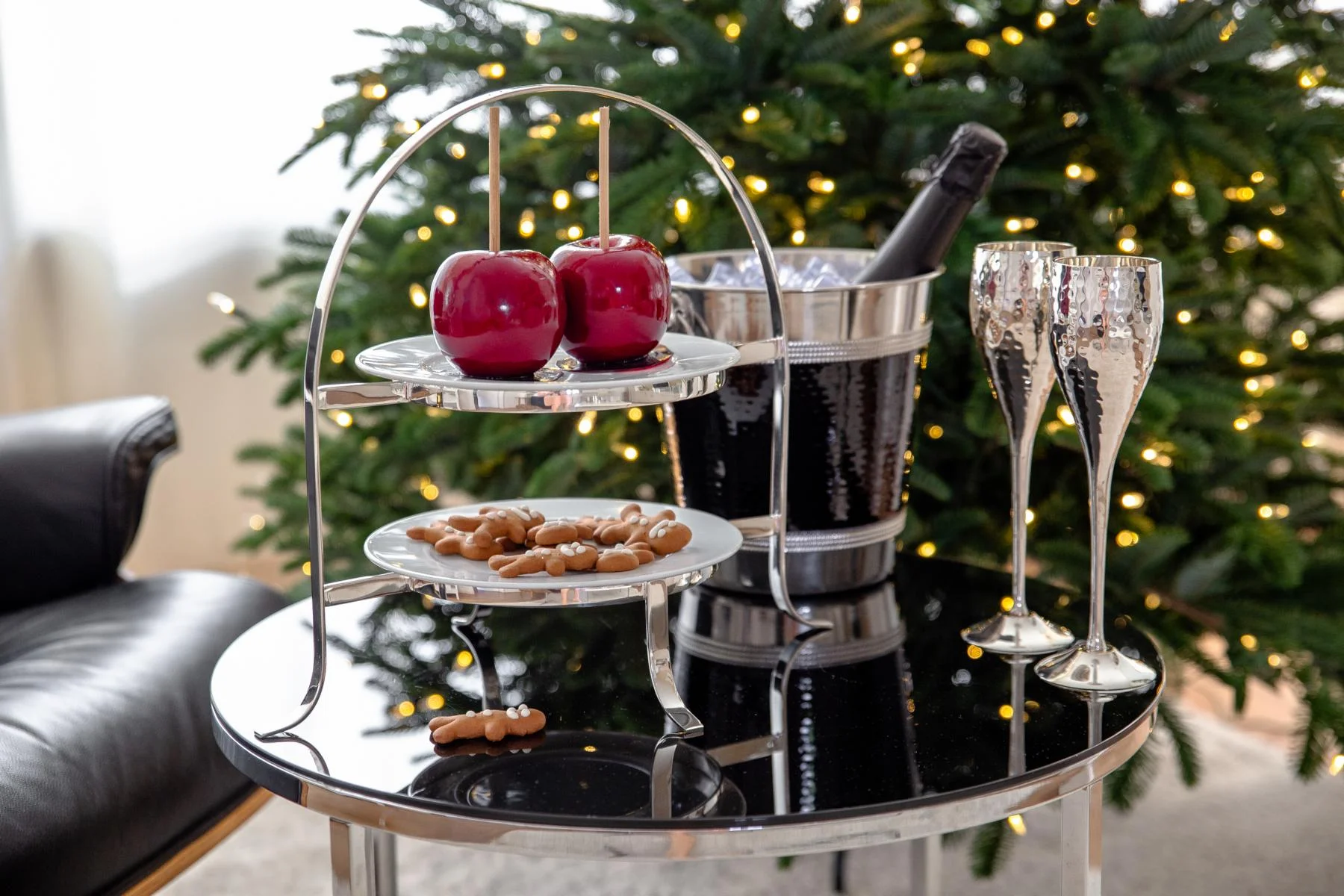 Telleretagere Sina (Höhe 33 cm) schwerversilbert, für 2 Teller ø 20 bis 28 cm Telleretagere Sina (Höhe 33 cm) schwerversilbert, für 2 Teller ø 20 bis 28 cm