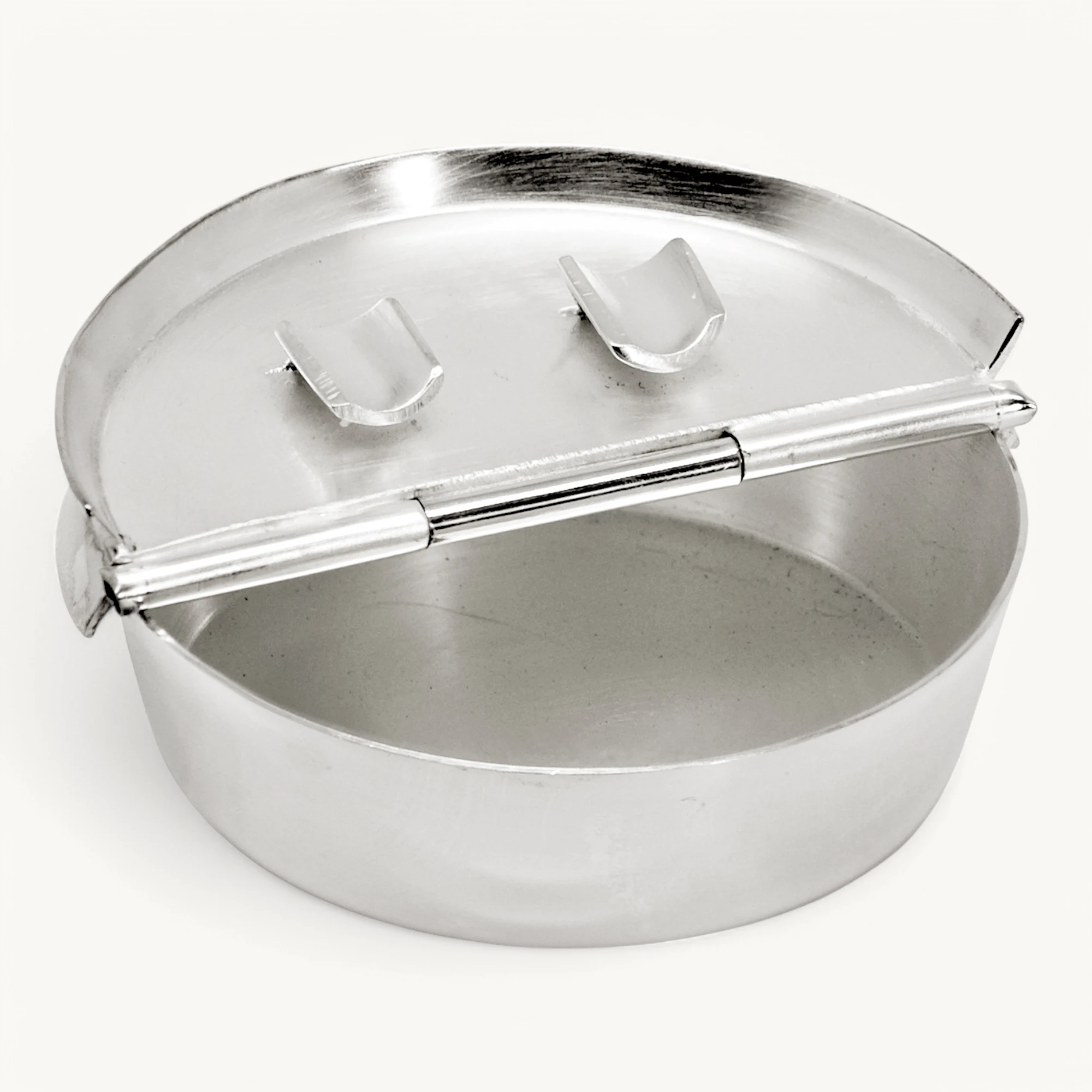 Klapp-Aschenbecher Herald, mit Wappen, schwerversilbert, Durchmesser 9,3 cm Klapp-Aschenbecher Herald, mit Wappen, schwerversilbert, Durchmesser 9,3 cm