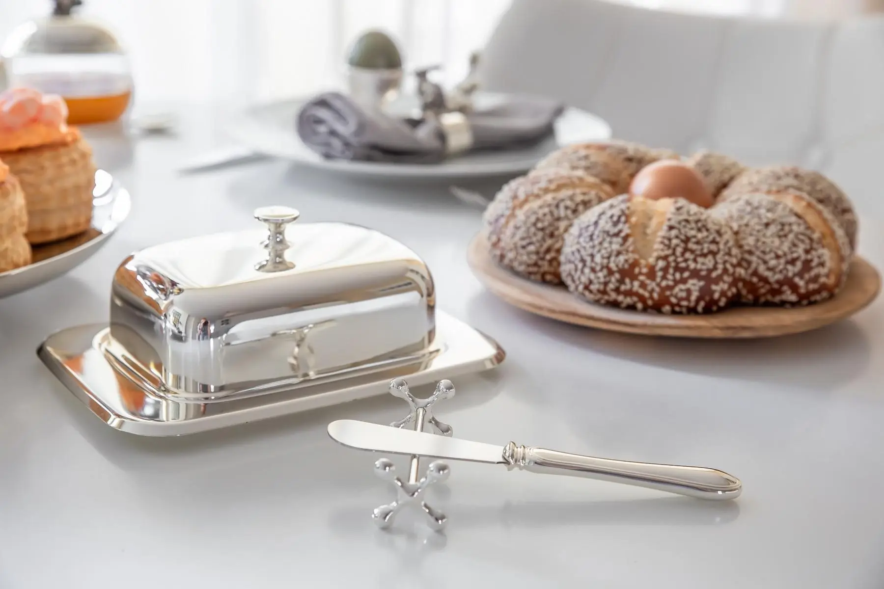 Stilvoll gedeckter Tisch für Gäste mit Servietten und Kerzen