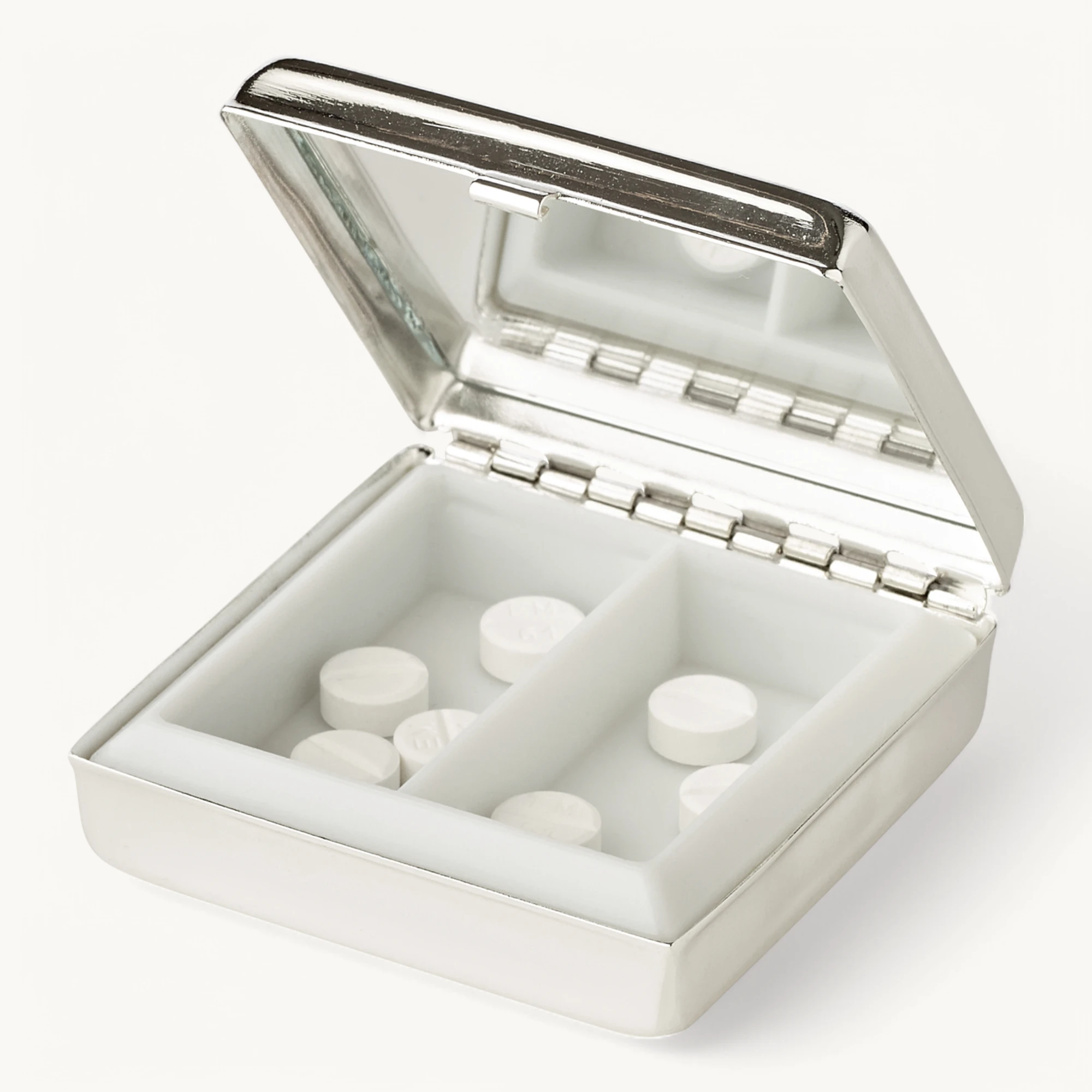 Pillendose Lydia mit Spiegel, 2 Fächer, edel versilbert, anlaufgeschützt, 5 x 5 cm Pillendose Lydia mit Spiegel, 2 Fächer, edel versilbert, anlaufgeschützt, 5 x 5 cm