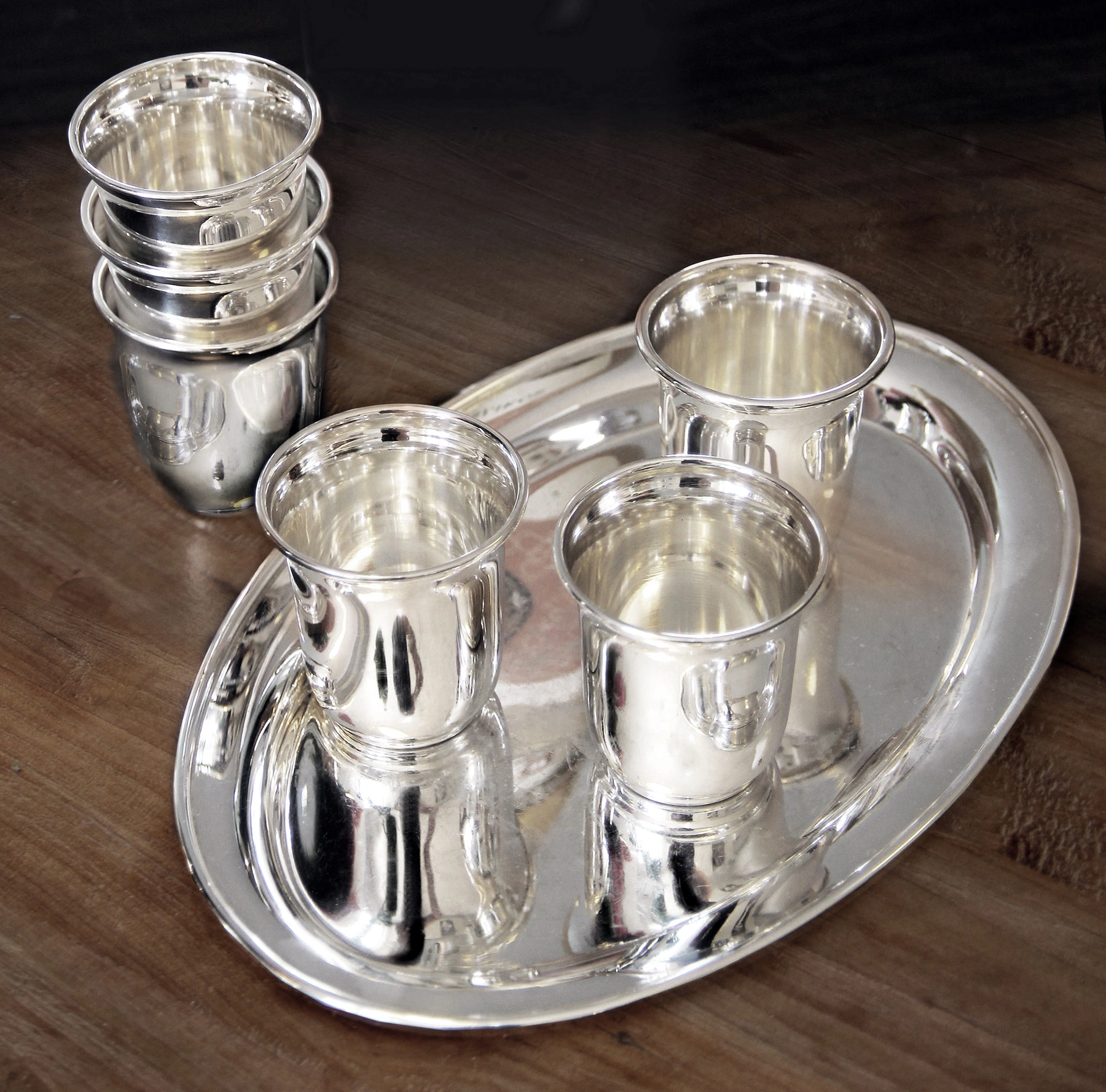 Schnapsset 7-teilig, 6 Becher und Tablett, schwerversilbert, 22x15 cm, Becher H 5 cm, Füllmenge 4 cl Schnapsset 7-teilig, 6 Becher und Tablett, schwerversilbert, 22x15 cm, Becher H 5 cm, Füllmenge 4 cl