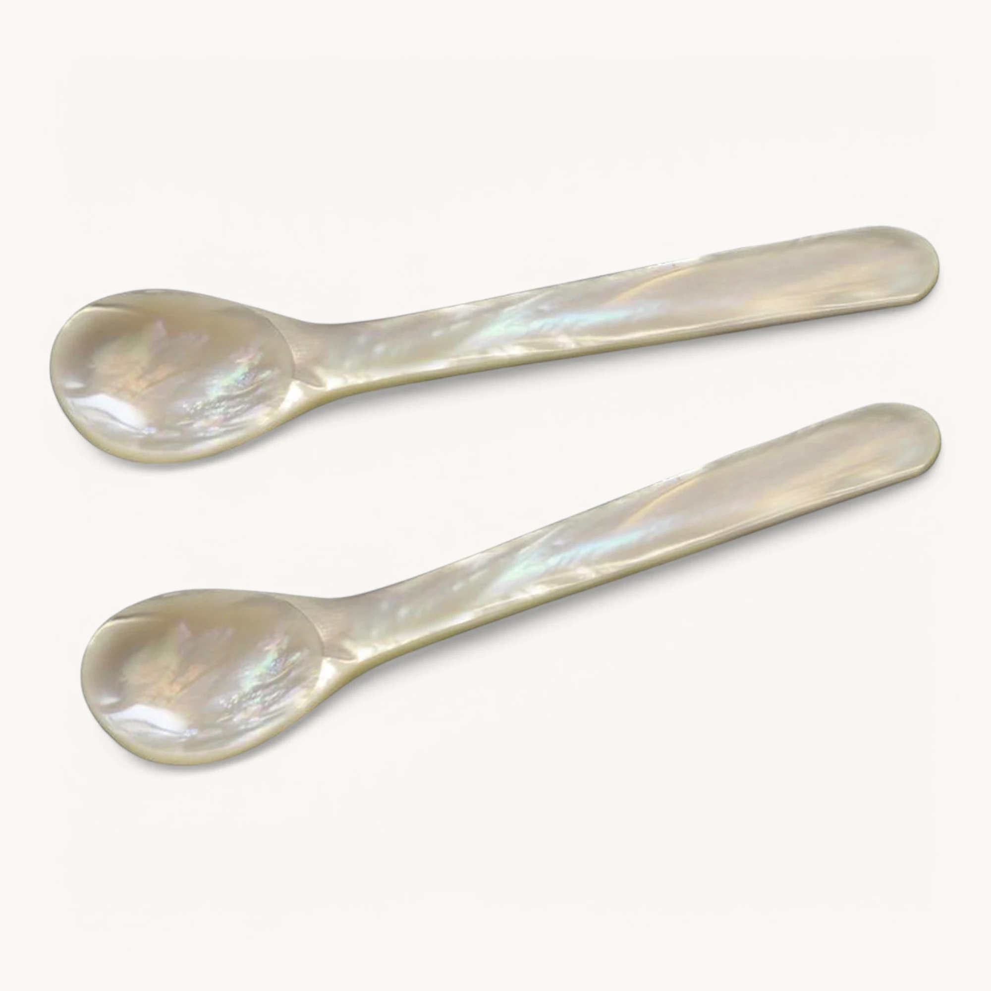 EDZARD 2er Set Eierlöffel (Länge 11 cm) aus echtem Meer-Perlmutt (Pinctada maxima), Handarbeit, 100% Naturprodukt, Griff oben abgerundet, edle Geschenkverpackung, Perlmuttlöffel für Ei und Kaviar