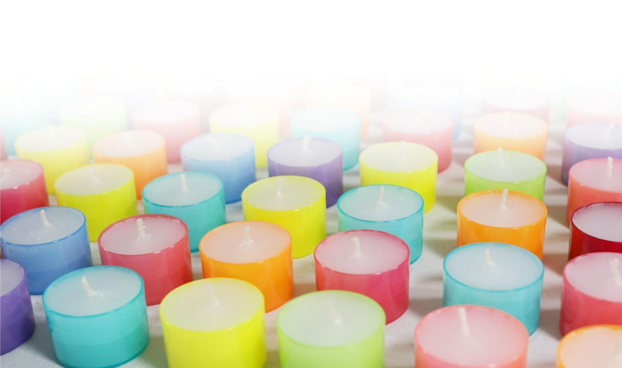 40 Stück Colorlights Summer Teelichter, weiß, bunte Kunststoffhülle, Brenndauer ca. 8 h