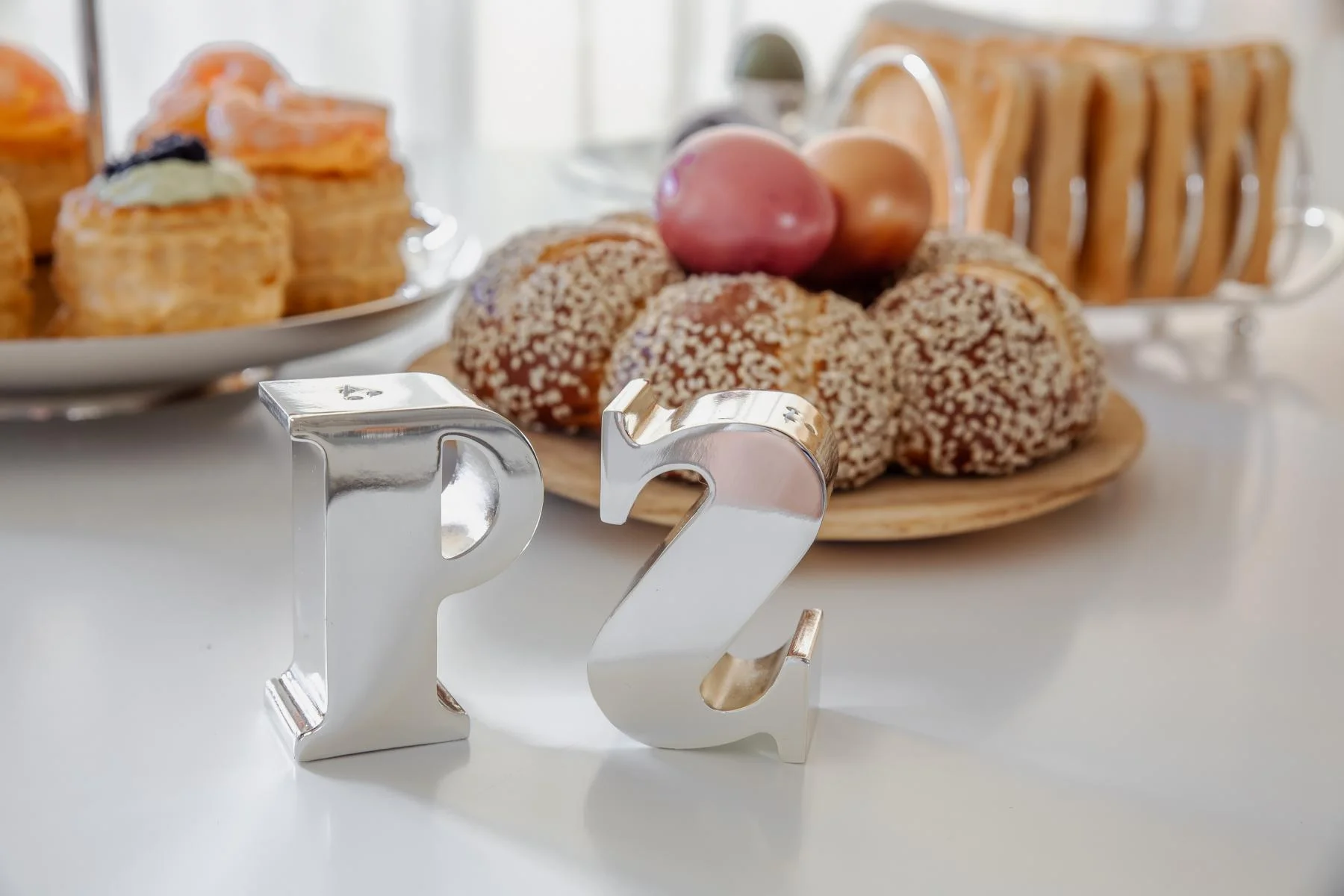 Salz- & Pfefferstreuer Favre, Buchstaben P & S, edel versilbert, Höhe 7 cm Salz- & Pfefferstreuer Favre, Buchstaben P & S, edel versilbert, Höhe 7 cm