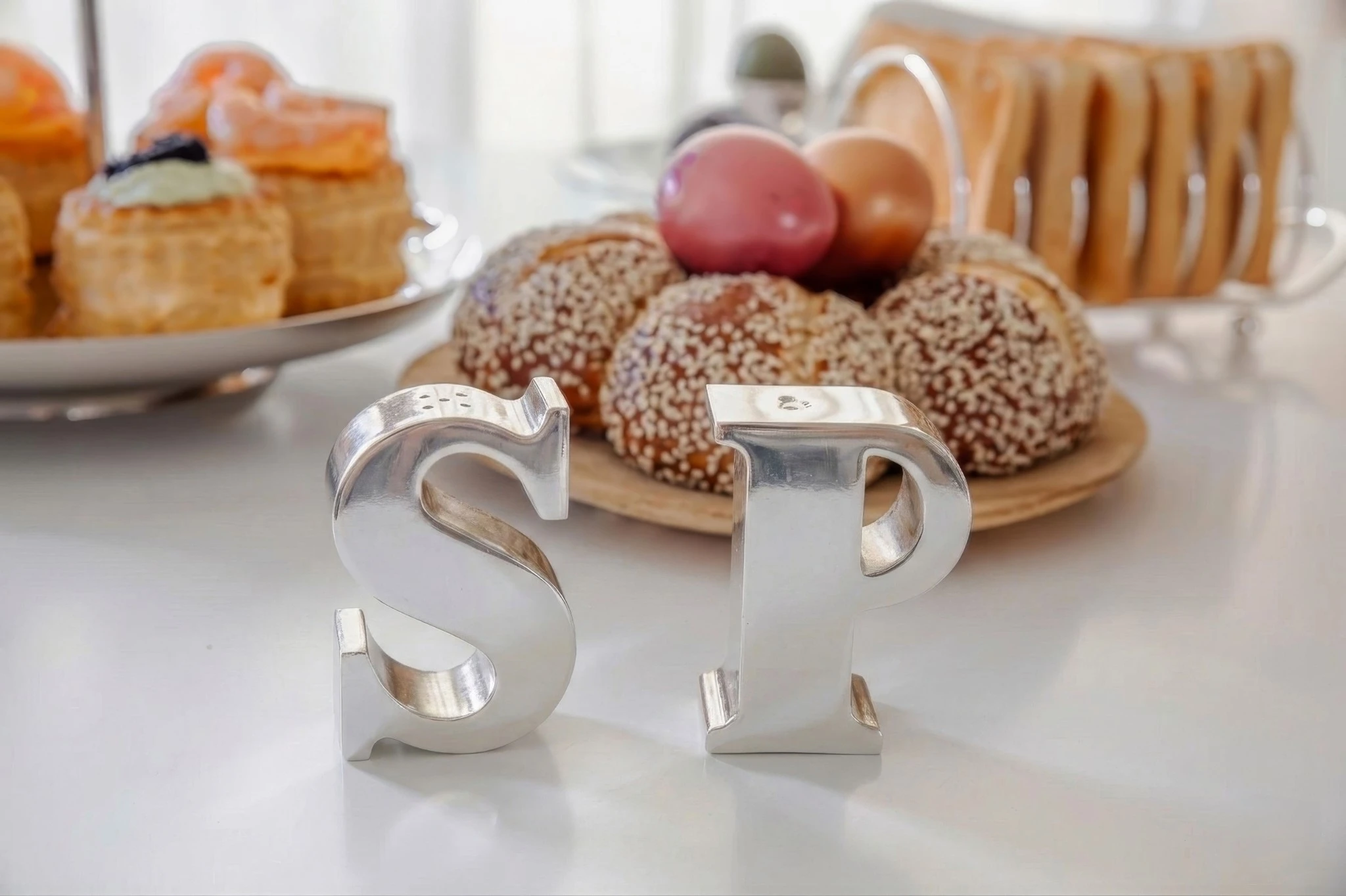 Salz- & Pfefferstreuer Favre, Buchstaben P & S, edel versilbert, Höhe 7 cm