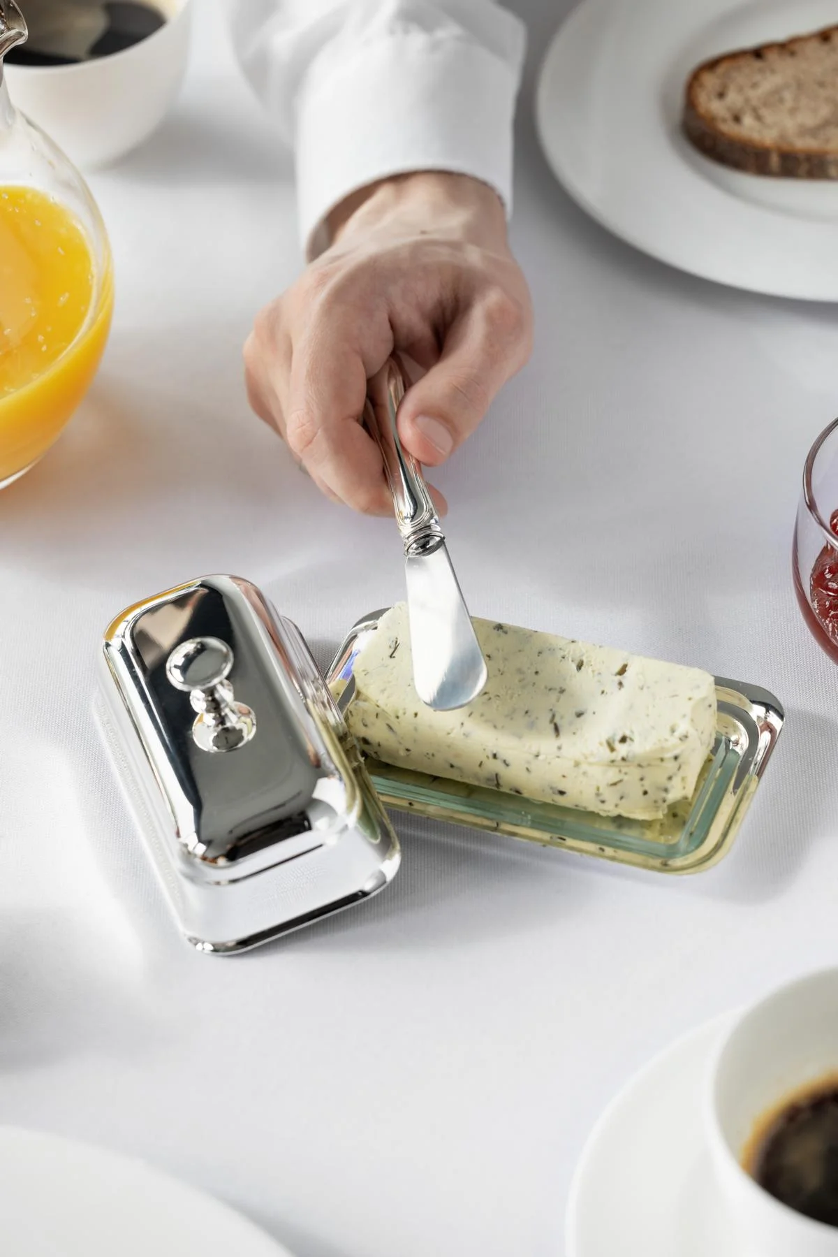 Butterdose Mary (180 g Butter), edel versilbert, mit Glasschale und Buttermesser Butterdose Mary (180 g Butter), edel versilbert, mit Glasschale und Buttermesser