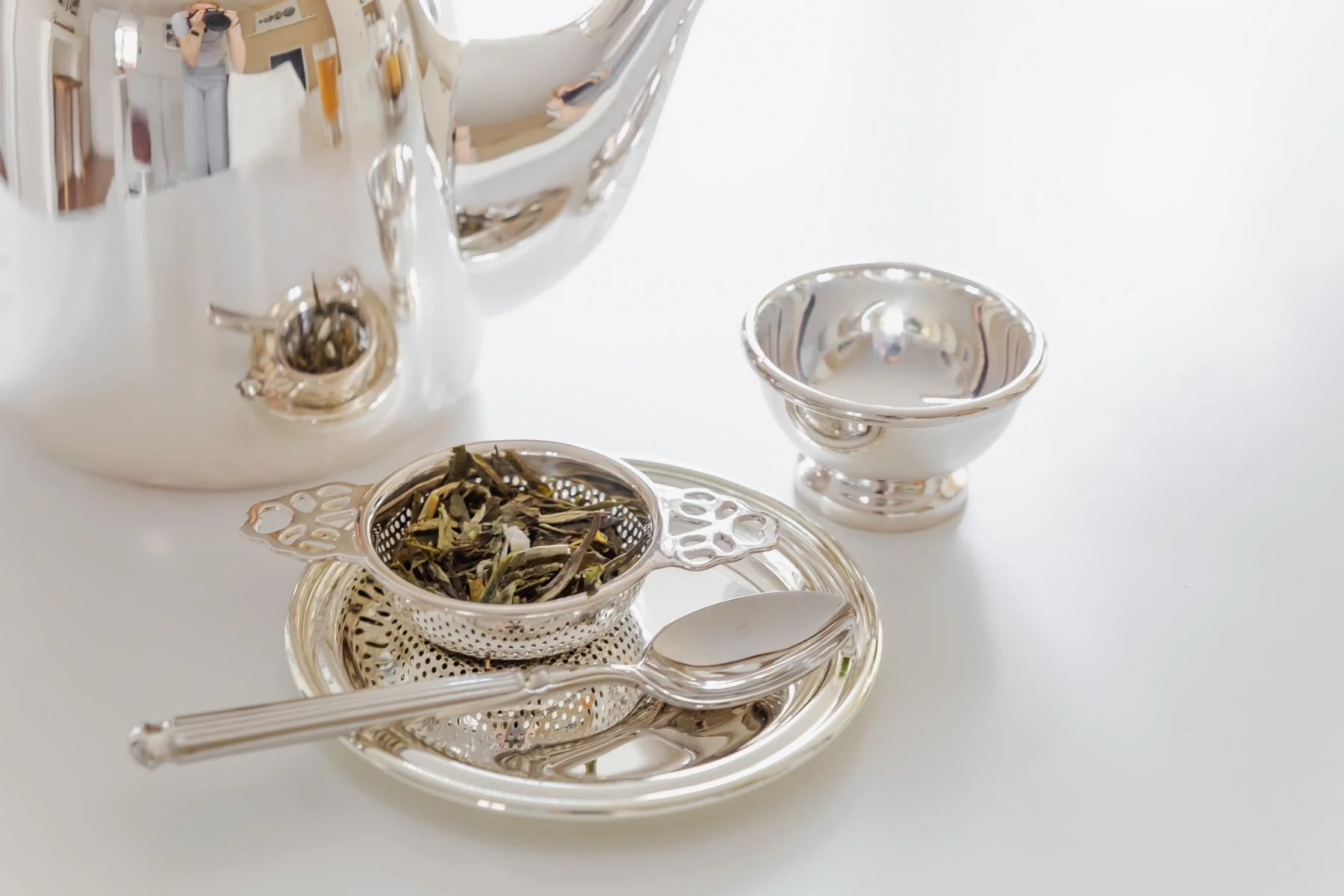 Teesieb Teefilter Assam mit Halter, schwerversilbert, Durchmesser 6 cm, Länge 11 cm, Höhe 4 cm Teesieb Teefilter Assam mit Halter, schwerversilbert, Durchmesser 6 cm, Länge 11 cm, Höhe 4 cm