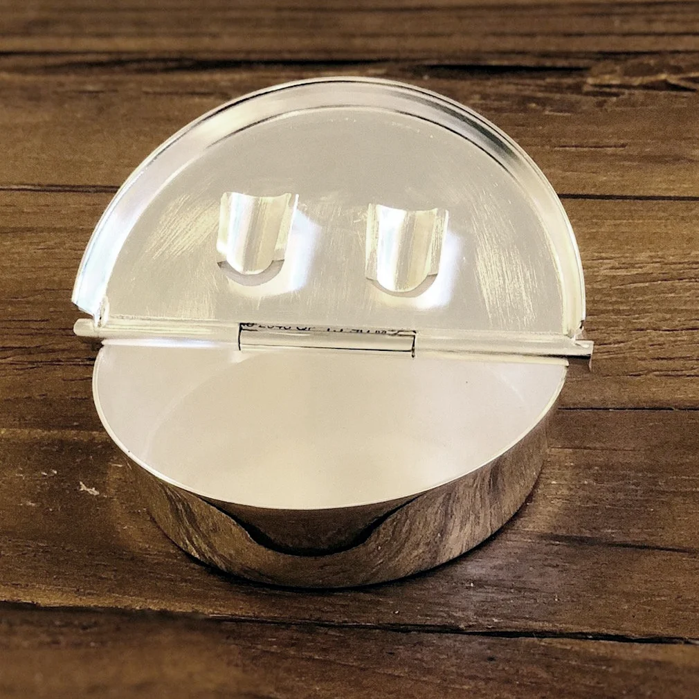 Klapp-Aschenbecher Herald, mit Wappen, schwerversilbert, Durchmesser 9,3 cm Klapp-Aschenbecher Herald, mit Wappen, schwerversilbert, Durchmesser 9,3 cm