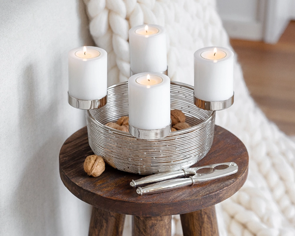 Festliche Adventskränze und Teelichtgläser, Laternen und Windlichter, dekorative Schalen sowie weihnachtliche Deko – Alles für eine stimmungsvolle und elegante Weihnachtsatmosphäre.