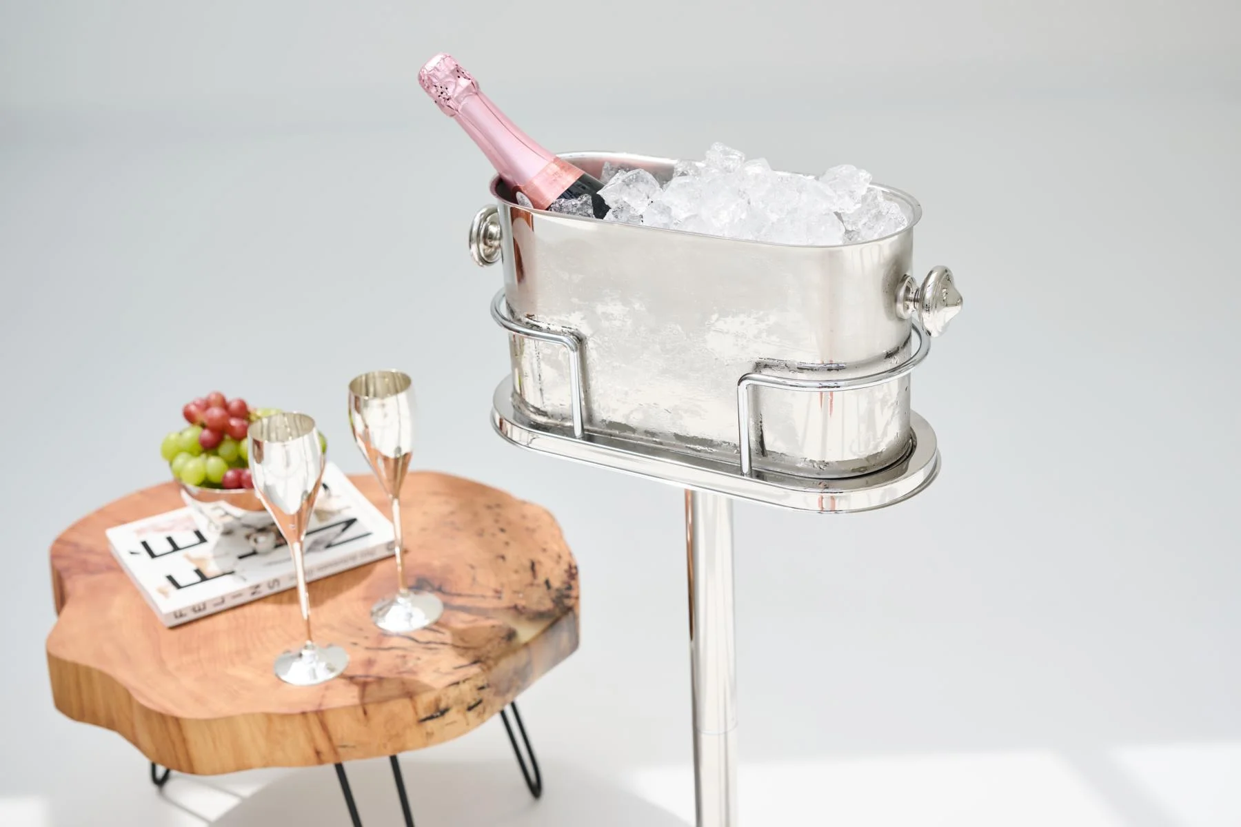 Weinkühler Leo (Höhe 79 cm) auf Ständer, Edelstahl hochglanzpoliert Weinkühler Leo (Höhe 79 cm) auf Ständer, Edelstahl hochglanzpoliert