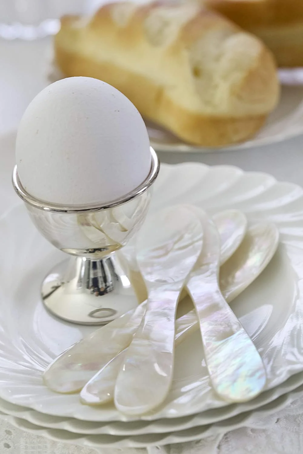 EDZARD 2er Set Eierlöffel (Länge 11 cm) aus echtem Meer-Perlmutt (Pinctada maxima), Handarbeit, 100% Naturprodukt, Griff oben abgerundet, edle Geschenkverpackung, Perlmuttlöffel für Ei und Kaviar