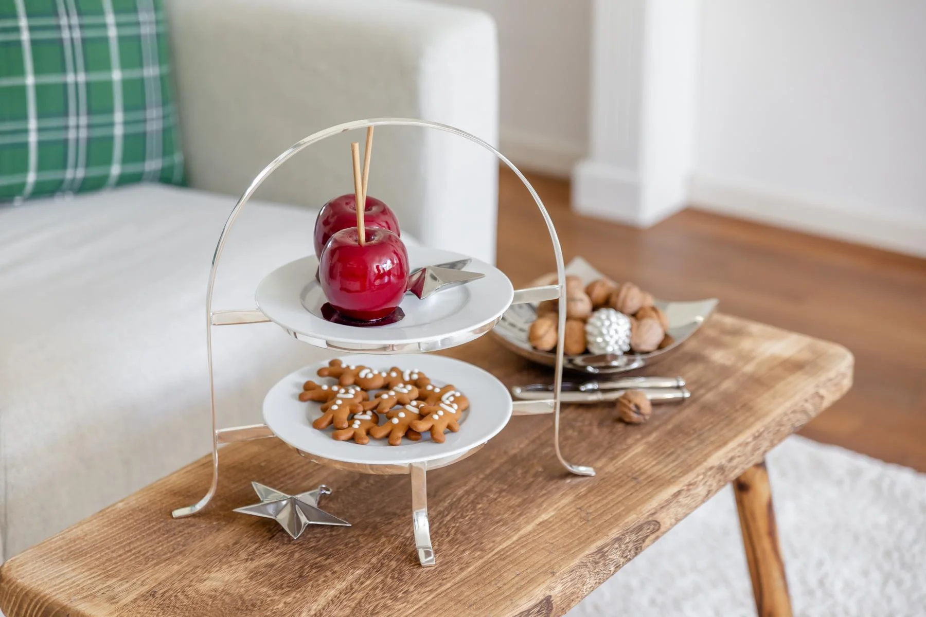 Telleretagere Sina (Höhe 33 cm) schwerversilbert, für 2 Teller ø 20 bis 28 cm Telleretagere Sina (Höhe 33 cm) schwerversilbert, für 2 Teller ø 20 bis 28 cm