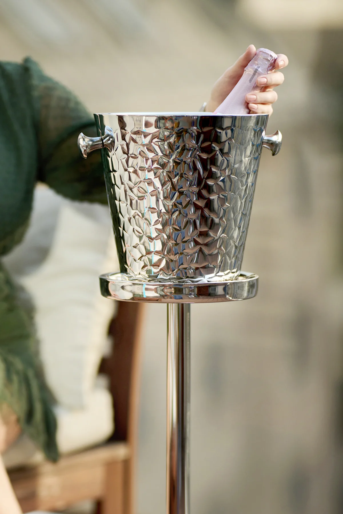 Flaschenkühler Capri (Höhe 83 cm, Ø 23 cm) inkl. Ständer, gemustert, Edelstahl, hochglanzpoliert Flaschenkühler Capri (Höhe 83 cm, Ø 23 cm) inkl. Ständer, gemustert, Edelstahl, hochglanzpoliert