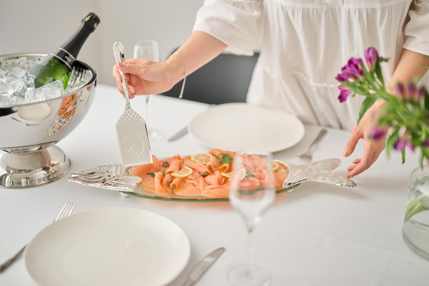 Fischplatte Salmon, Glas, edel versilberte Elemente, mit Heber, Länge 58 cm