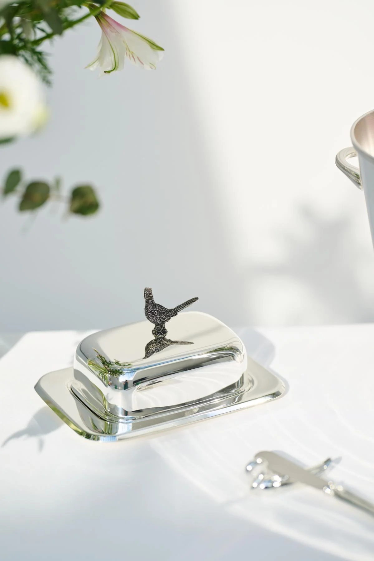 Butterdose Fasan (250 g Butter), Fasan-Figur, edel versilbert, mit Glasschale und Buttermesser Butterdose Fasan (250 g Butter), Fasan-Figur, edel versilbert, mit Glasschale und Buttermesser