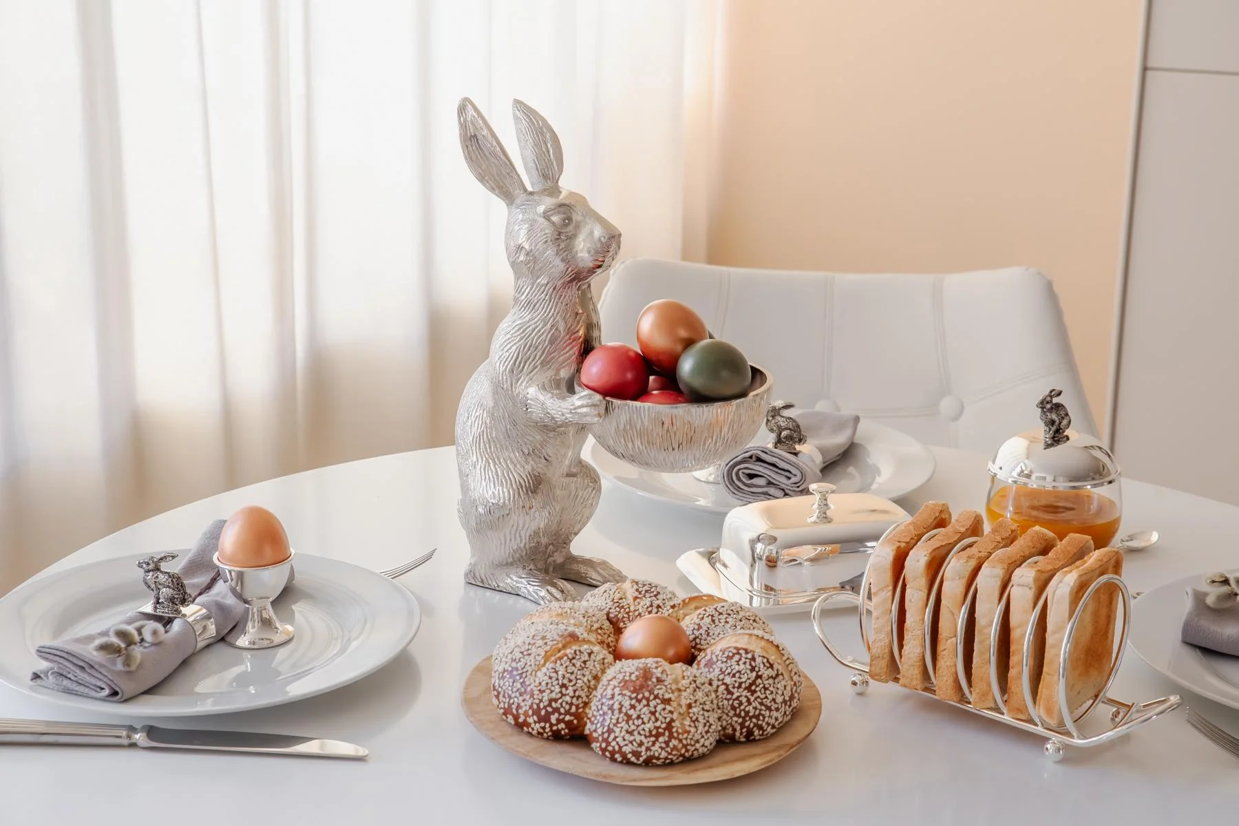 Hase mit Schale Bert (Höhe 32 cm, Ø 12 cm), silberfarben, Aluminium vernickelt Hase mit Schale Bert (Höhe 32 cm, Ø 12 cm), silberfarben, Aluminium vernickelt