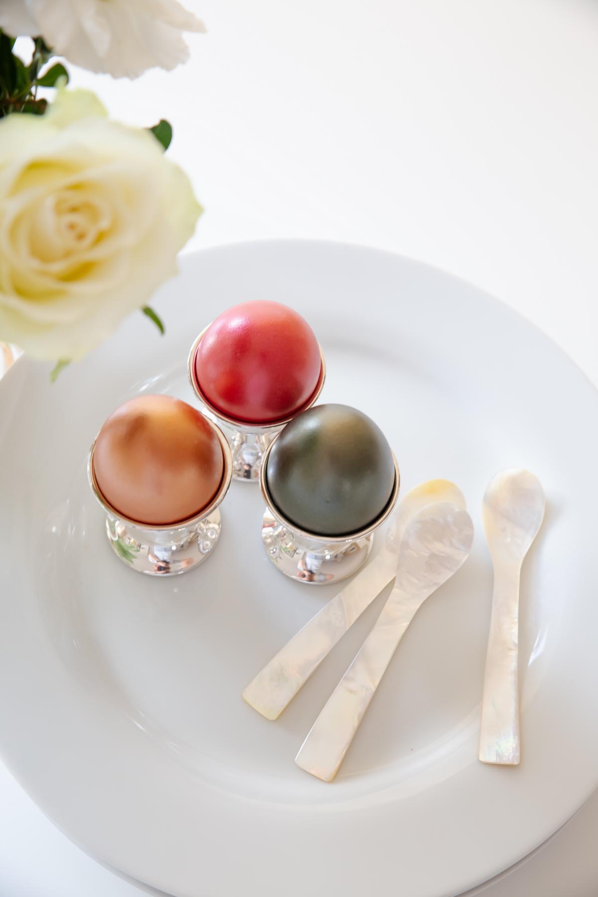 EDZARD 2er Set Eierlöffel (Länge 11 cm) aus echtem Meer-Perlmutt (Pinctada maxima), Handarbeit, 100% Naturprodukt, Griff oben eckig, edle Geschenkverpackung, Perlmuttlöffel für Ei und Kaviar