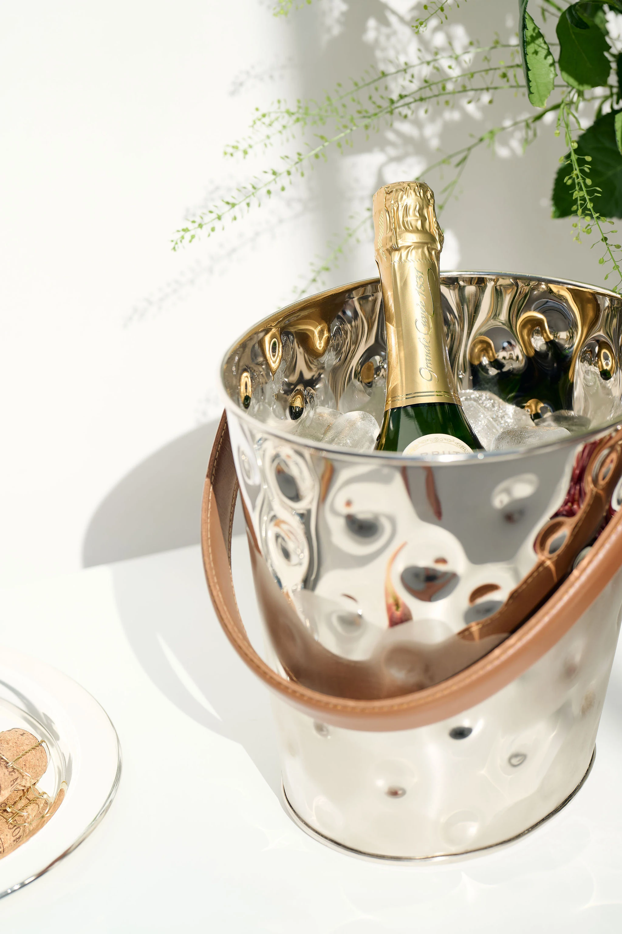 Eiseimer Gilbert (Höhe 17 cm), brauner Ledergriff, gehämmert, Messing, glänzend vernickelt Eiseimer Gilbert (Höhe 17 cm), brauner Ledergriff, gehämmert, Messing, glänzend vernickelt