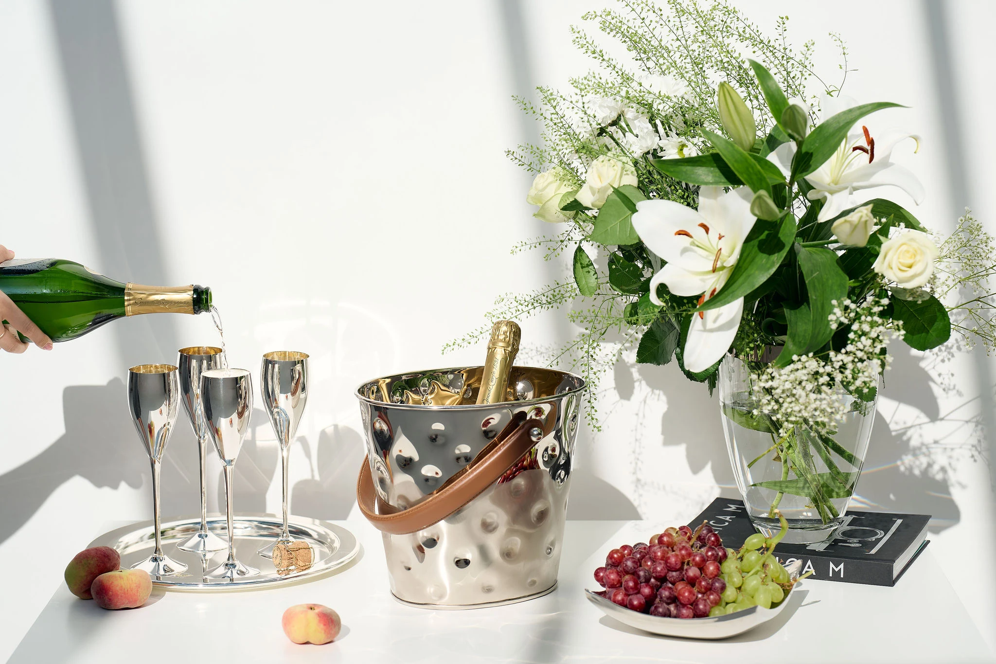 Eiseimer Gilbert (Höhe 17 cm), brauner Ledergriff, gehämmert, Messing, glänzend vernickelt Eiseimer Gilbert (Höhe 17 cm), brauner Ledergriff, gehämmert, Messing, glänzend vernickelt