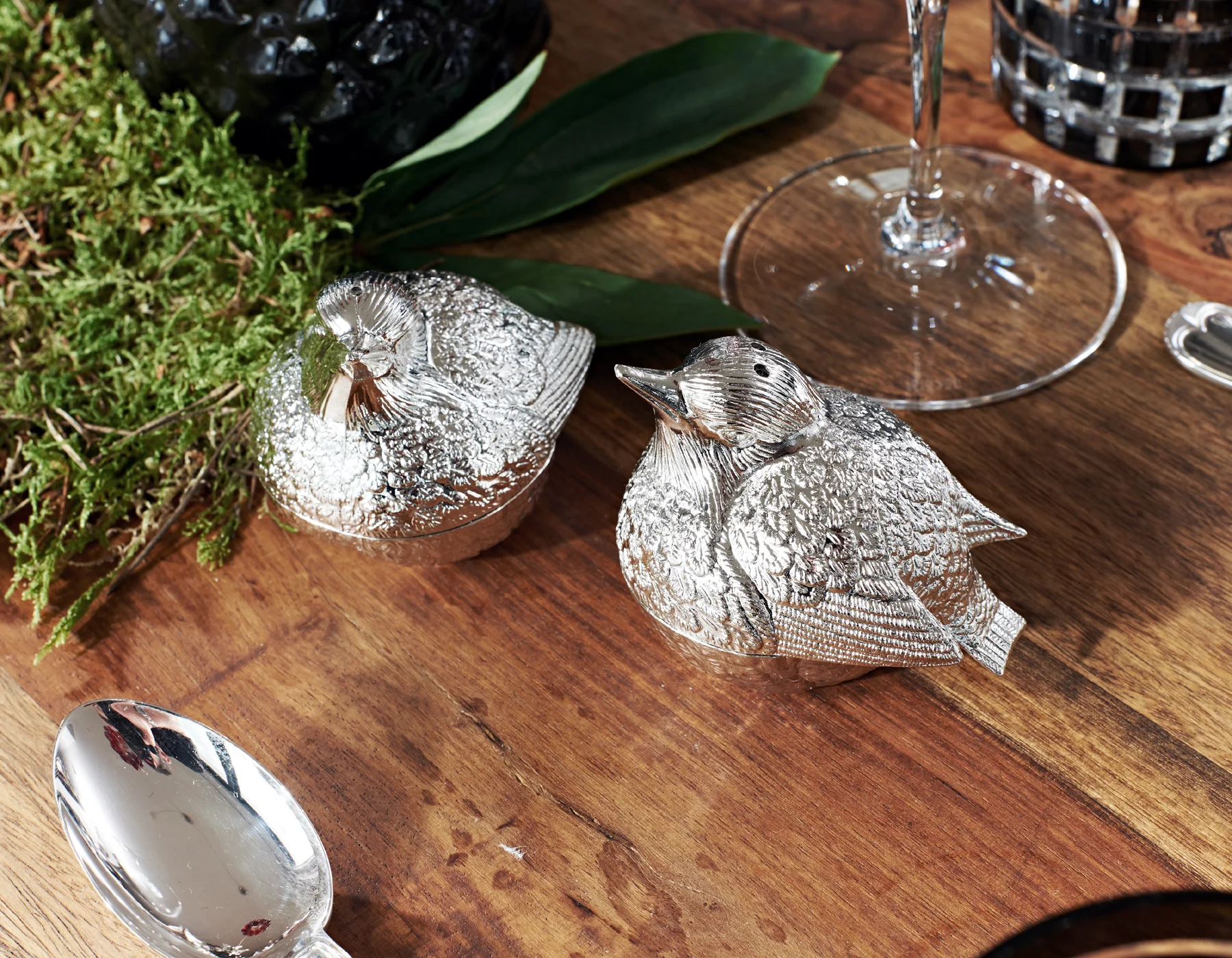 Salz- und Pfefferstreuer Spatzen, Höhe 6 cm, edel versilbert, anlaufgeschützt Salz- und Pfefferstreuer Spatzen, Höhe 6 cm, edel versilbert, anlaufgeschützt