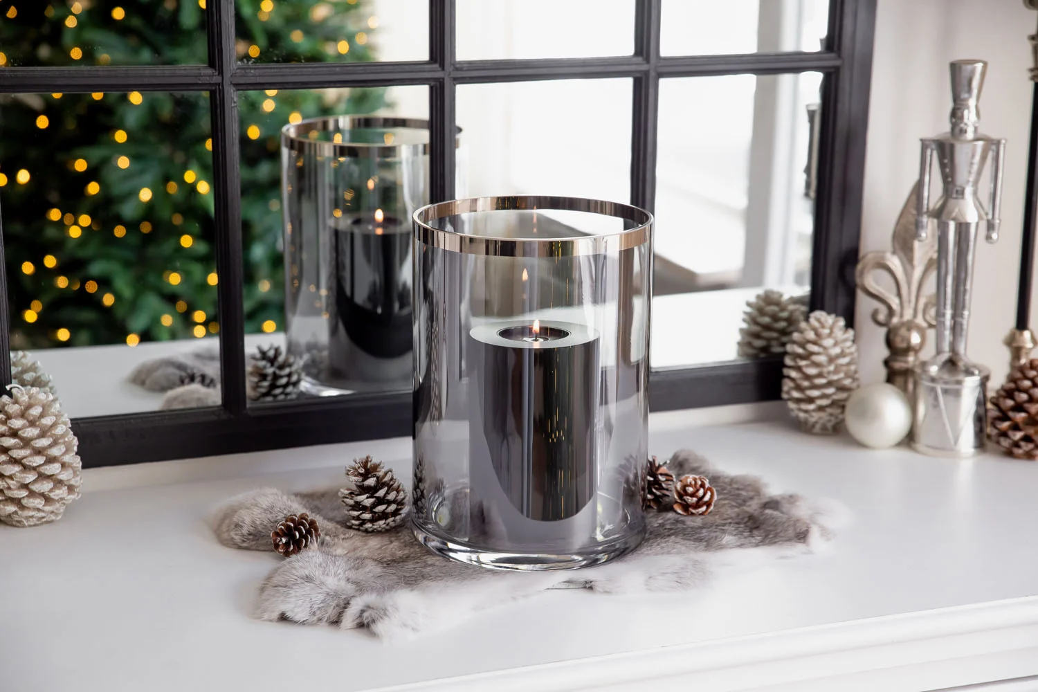 Windlicht Zeus (Höhe 25 cm), dunkles Kristallglas mit Platinrand Windlicht Zeus (Höhe 25 cm), dunkles Kristallglas mit Platinrand