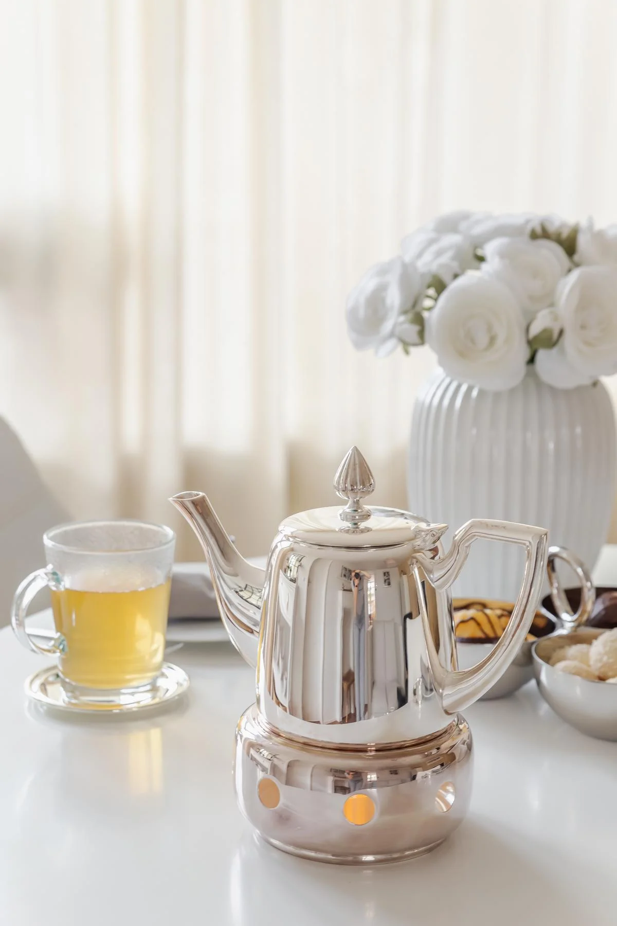 Teekanne Cimba, schwerversilbert, Länge 23,5 cm, Ø 11 cm, Höhe 17 cm, Volumen0,85 Liter Teekanne Cimba, schwerversilbert, Länge 23,5 cm, Ø 11 cm, Höhe 17 cm, Volumen0,85 Liter