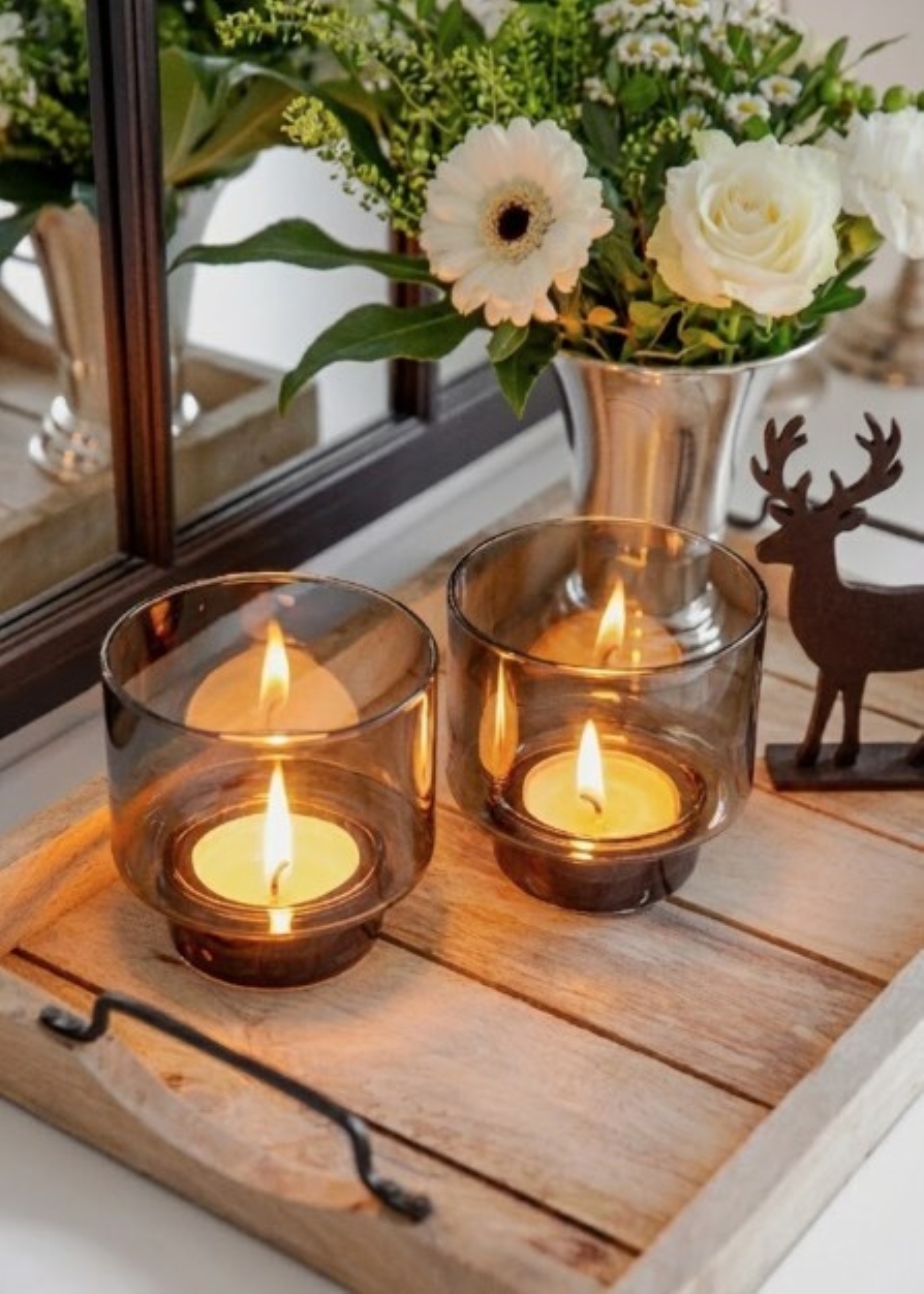 16 Maxi Teelichter ø 58 mm, weiß, ohne Duft, Aluminiumhülle, Brenndauer 10 Stunden - plus 2 Mini-Stabfeuerzeuge Länge 11 cm