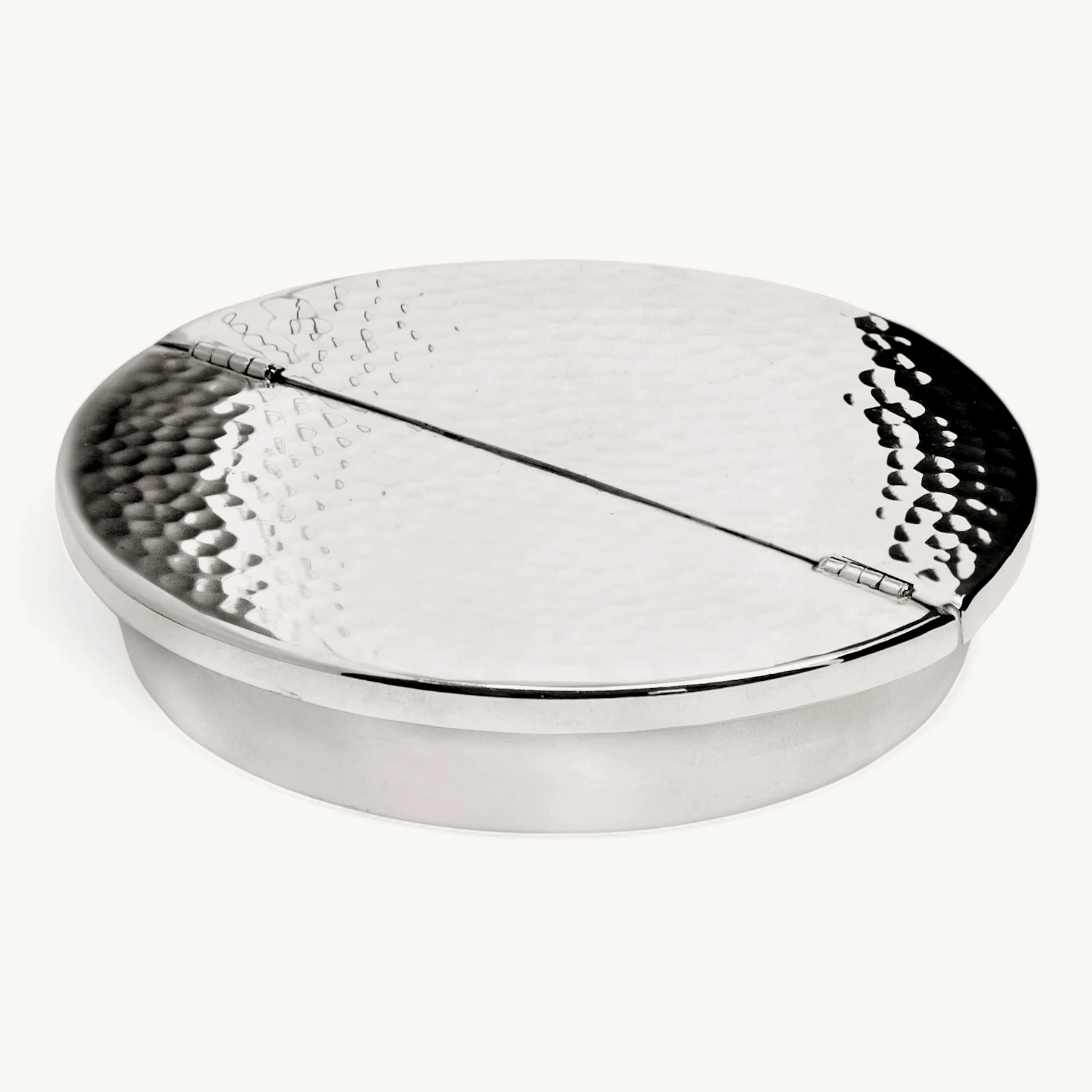 Klapp-Aschenbecher Madras, gehämmert, schwerversilbert, Durchmesser 13 cm, Höhe 2,5 cm