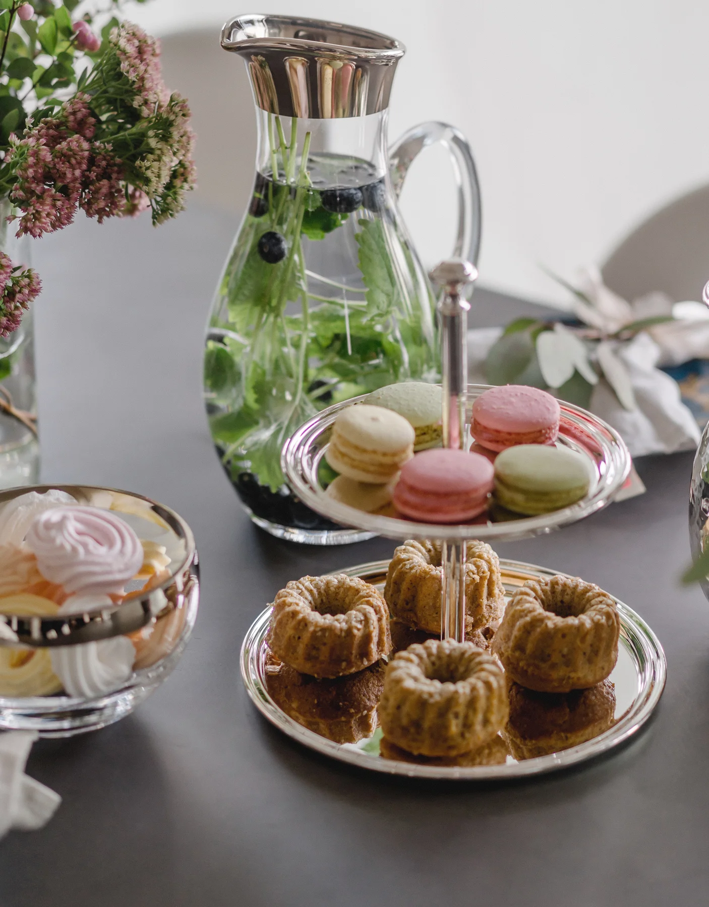 Etagere Faden (Höhe 16 cm, 2-stöckig), rund, edel versilbert, anlaufgeschützt Etagere Faden (Höhe 16 cm, 2-stöckig), rund, edel versilbert, anlaufgeschützt