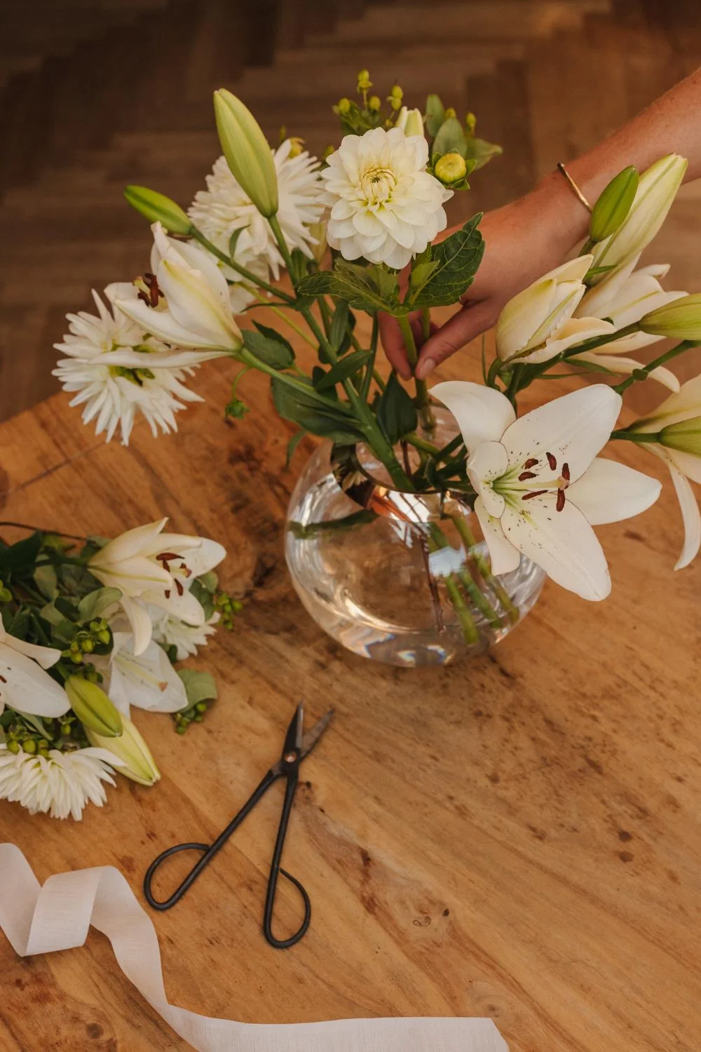 Kugelvase Mirinde  (Höhe 18 cm, Ø 20 cm), mundgeblasenes Kristallglas mit Platinrand Kugelvase Mirinde  (Höhe 18 cm, Ø 20 cm), mundgeblasenes Kristallglas mit Platinrand