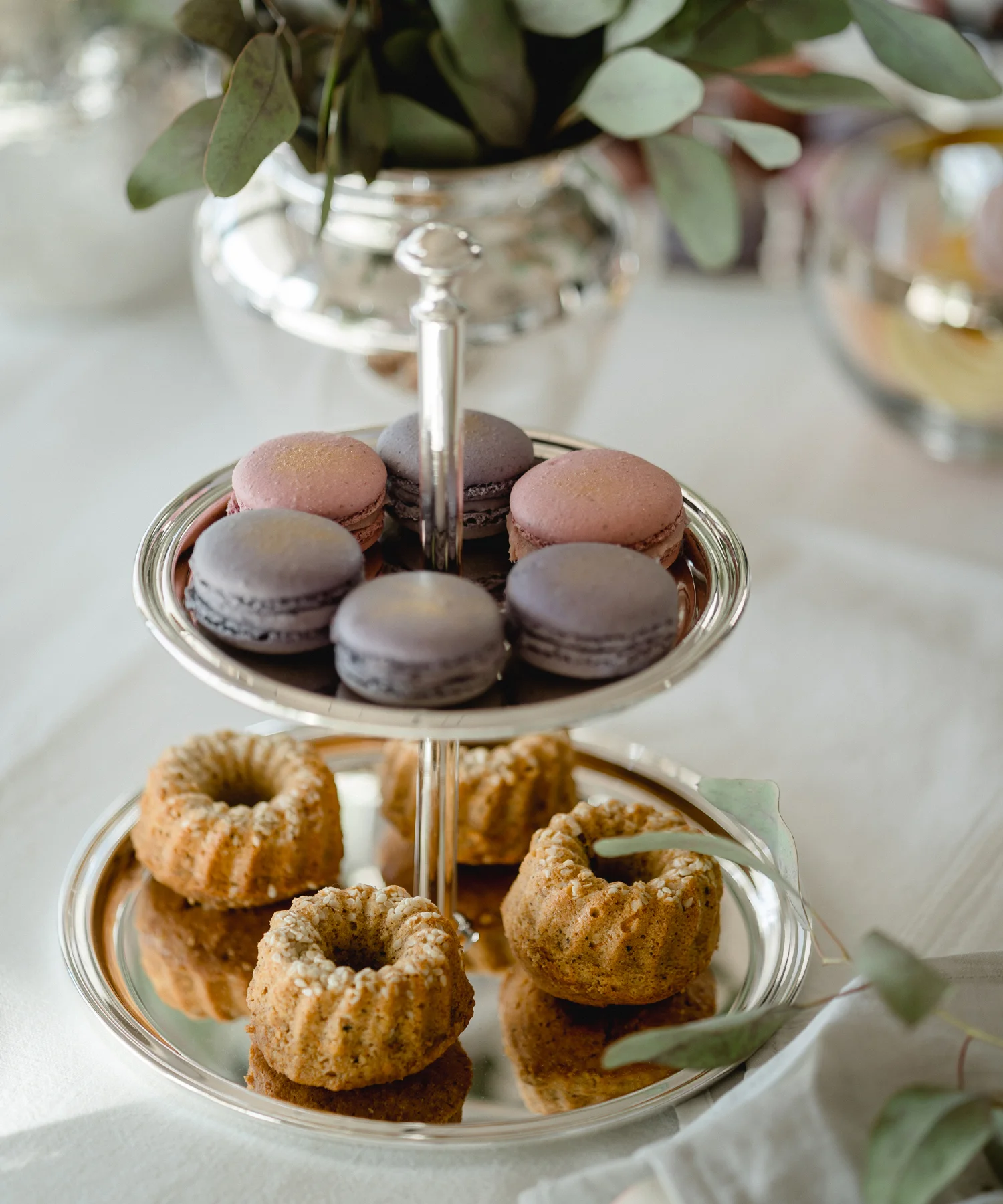 Etagere Faden (Höhe 16 cm, 2-stöckig), rund, edel versilbert, anlaufgeschützt Etagere Faden (Höhe 16 cm, 2-stöckig), rund, edel versilbert, anlaufgeschützt